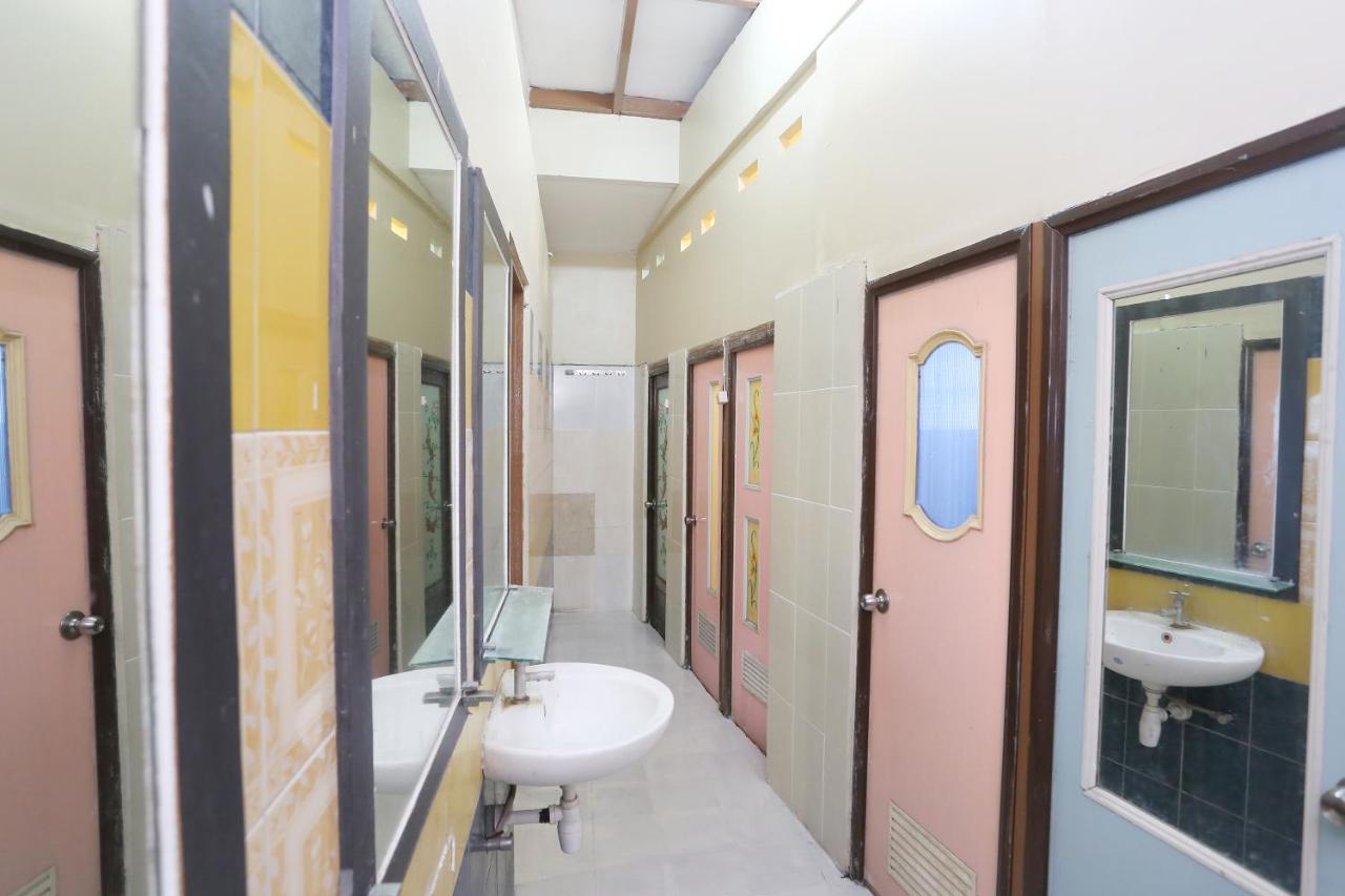 Spot On 2358 Aster Homestay Melati Экстерьер фото
